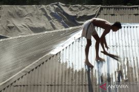 Dampak letusan Gunung Lewotobi Laki-laki, atap rumah warga dipenuhi abu vulkanik