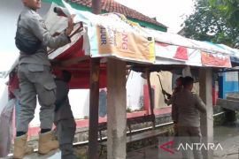 Satpol PP Cianjur menertibkan lima bangunan liar penyebab banjir