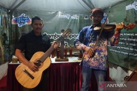 Unik! gitar bahan bambu "Made in" warga Kudus