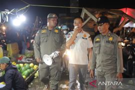 Pemkab Bekasi minta PKL pasar tumpah depan SGC patuhi jam operasional