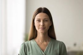 Wajah jutek saat diam? Kenali fenomena resting bitch face