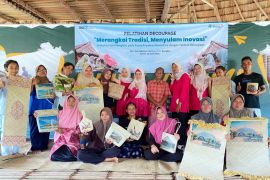 PT Timah latih warga Suku Adat Mapur kembangkan kerajinan lokal