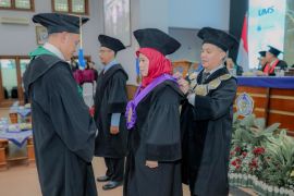 UMS kukuhkan Prof Eny Purwandari sebagai Guru Besar ke-60