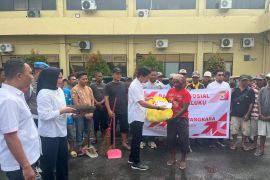 Polda Maluku salurkan puluhan paket sembako ke pengayuh di Ambon