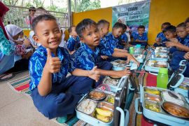 Anak TK Kartini antusias terima makanan bergizi dari YABN di Tabalong