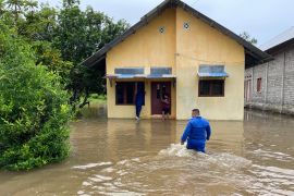 Polairud Polda Malut bantu warga yang terendam banjir di Halbar