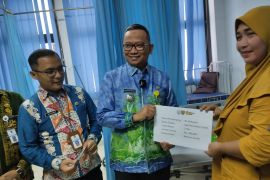 Siti bahagia terima dana pendamping pasien dari Bupati Tabalong