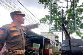 Satpol PP Kotim bongkar stan baliho ilegal yang mengganggu keindahan kota