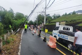 Personel Polres gerak cepat amankan lokasi longsor di Ternate