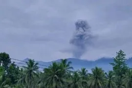 Gunung Dukono  erupsi semburkan abu vulkanik setinggi 1.550 meter