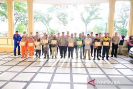 Polda Jambi bagikan  4.500 paket sembako untuk warga kurang mampu