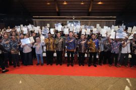 Pemerintah serahkan 1.120 sertifikat tanah untuk transmigran di Sukabumi, Wamen Ossy: Ini Pengakuan Negara