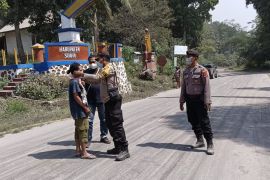 Polisi bagi masker kepada warga dan pengendara bermotor di Maumere