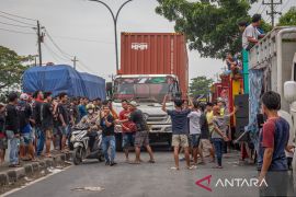 Aksi parkir truk tolak ODOL di Semarang ganggu arus lalu lintas, polisi lakukan dialog persuasif