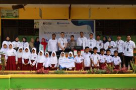 Jamkrindo salurkan 5.500 seragam dan 55 perangkat TIK ke siswa sekolah