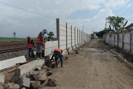 KAI Cirebon membangun pagar beton untuk sterilisasi enam stasiun