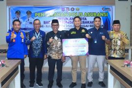 Ribuan anggota pemadam kebakaran di HSS terima polis asuransi