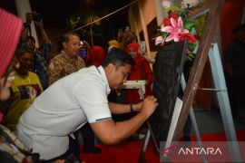 Wakil Gubernur Vasko Ruseimy buka pameran 95 tahun Arby Samah