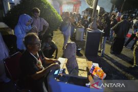 Pembuatan patung "on the spot" pukau pengunjung di Galeri Taman Budaya Sumatera Barat