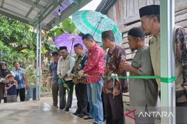 Baznas Belitung serahkan dua rumah layak huni
