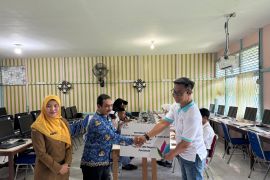 PLN UPT Pontianak salurkan bantuan melalui TJSL bertemakan cahaya digital SMAN 5 Pontianak