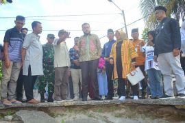 Antisipasi banjir, Pemkot Padang keruk sungai di Lubeg