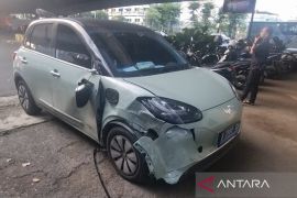 Sepeda motor-mobil listrik "adu banteng" di Tomang Jakbar