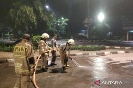 Gulkarmat Jaktim bersihkan tumpahan material bangunan di dua lokasi