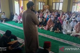 Syekh Abdelrahman Hasan Al Misri Disambut Hangat Jamaah di Pulodogom