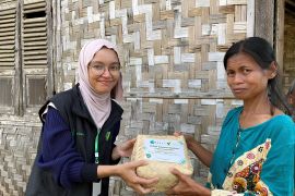 Nobby bersama Dompet Dhuafa distribusi daging kurban ke pelosok negeri