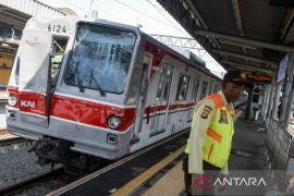 KRL Commuter Line menabrak truk di Tangerang