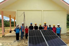 PLN hadirkan listrik untuk rakyat di perbatasan, supersun pertama Kalbar terpasang di SMAN 4 Ketungau