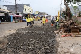 Mudahkan aksesibilitas, DPUPR Tangerang aspal jalan menuju Pasar Anyar