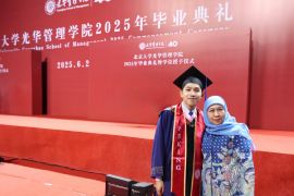 Gubernur Khofifah jadi tamu kehormatan wisuda putranya di Peking University