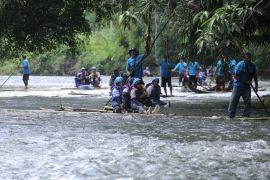 Ratusan rakit bamboo meriahkan Festival Bambo Rafting 2025