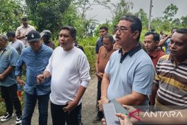 Didampingi Wali Kota, Gubernur Maluku tinjau sejumlah lokasi bencana di Kota Ambon