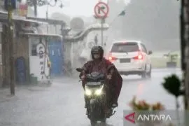 Waspada hujan dan angin kencang di sebagian wilayah Kalsel
