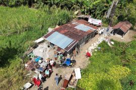 Polres Simalungun bedah rumah pasangan lansia, begini kegembiraannya