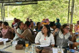 PT.PNM Cabang Kabanjahe latih komunikasi Ketua Kelompok Mekaar Dolok Sanggul dan Pakkat