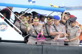 Polda Banten tabur bunga di perairan Merak untuk kenang pahlawan