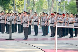Polda Jatim tabur bunga di TMP guna peringati Hari Bhayangkara