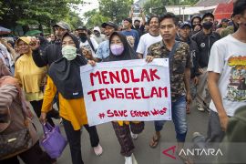 Demo warga korban banjir rob