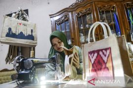 Kerajinan daur ulang limbah karung goni