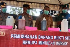 Polresta Ambon  musnahkan 3.800 liter minuman tradisional sopi