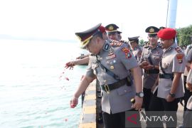 Polres Bangka Selatan gelar tabur bunga di pelabuhan Sadai