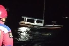 Gulkarmat evakuasi kapal mati mesin di perairan Pulau Tikus