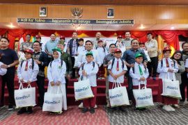 PT Maruwai Coal dukung pendidikan lewat program "Satu Seragam Sejuta Harapan"