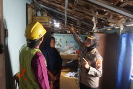 Polrestabes  Semarang renovasi rumah tidak layak huni tiga warga