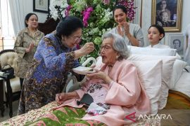 Momen Megawati suapi kue ke Meri Hoegeng yang rayakan HUT Ke-100