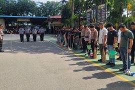 Warga binaan Lapas Batam ikut membersihkan Mapolresta Barelang